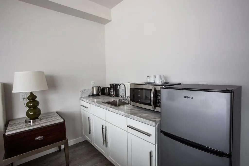 Downtown View 4 Sleepers Studio- Great for Getaway
