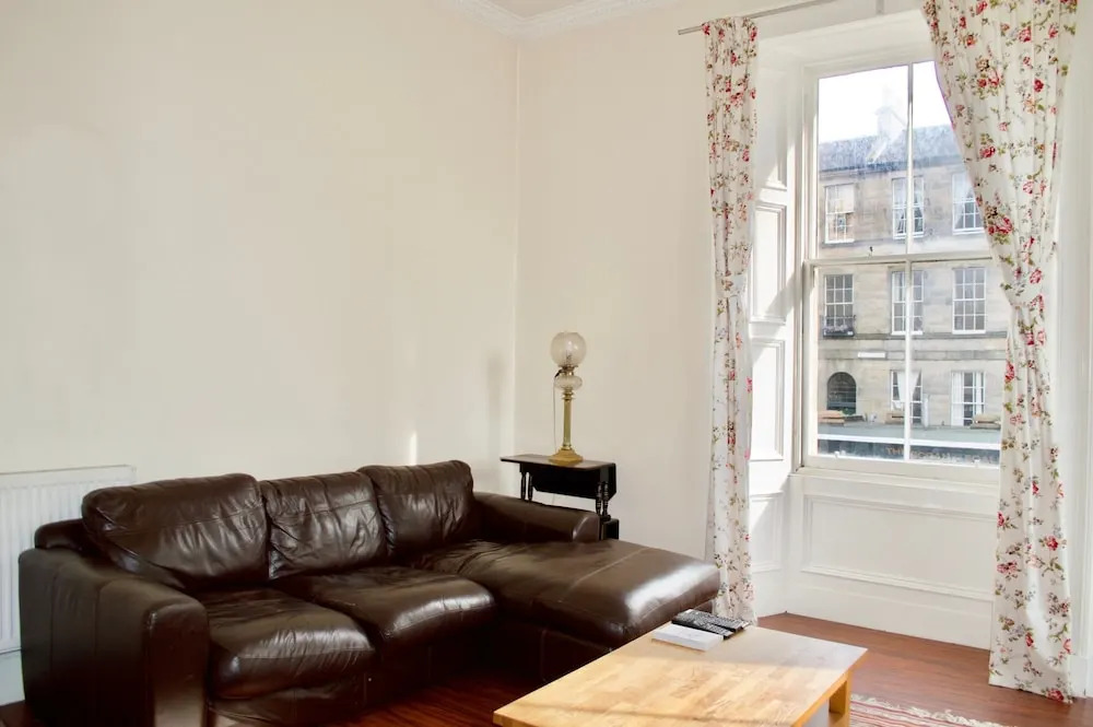 Spacious Flat in Central Stockbridge