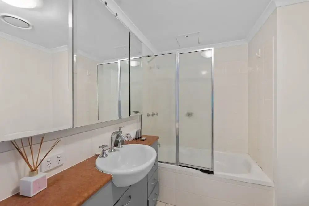Modern 1-bed Apartment in Spring Hill With Parking