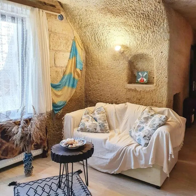 DEEP CAVE House