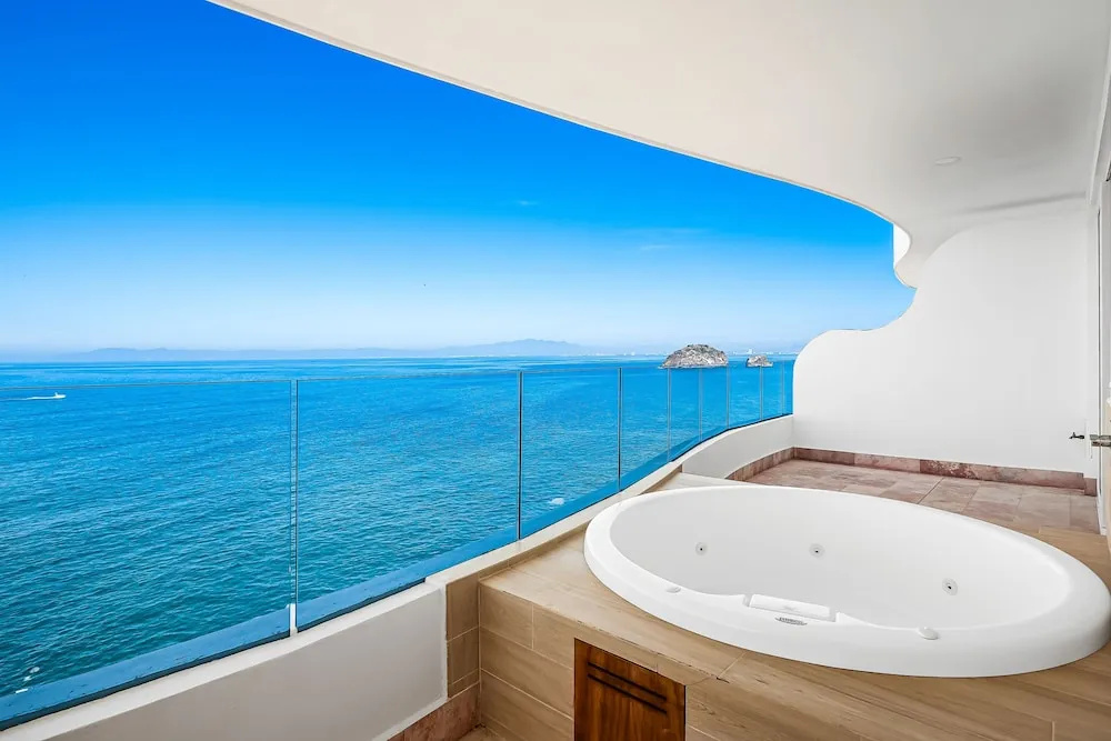 Stunning Oceanfront Apartment With Breathtaking Views and Luxurious Amenities