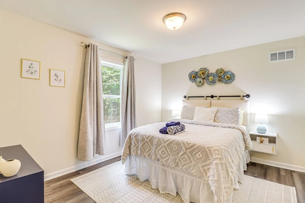 5 Mi to Lake: Modern Tobyhanna Retreat!