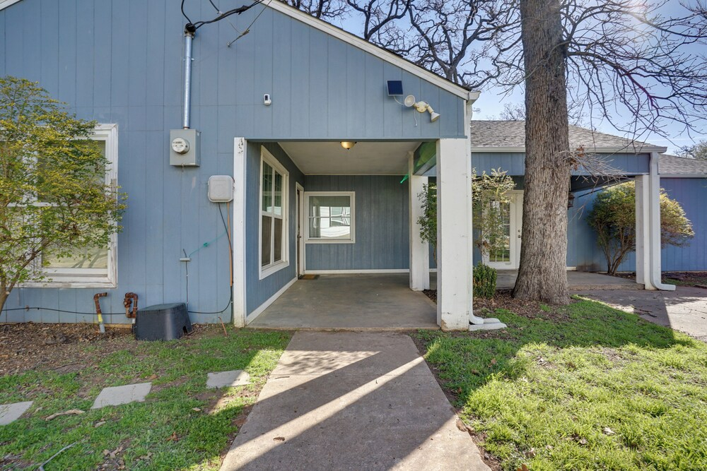 Walk to At&t Stadium: Arlington Home w/ Yard!