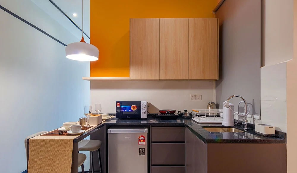 Neu Suites Residence, Embassy Row