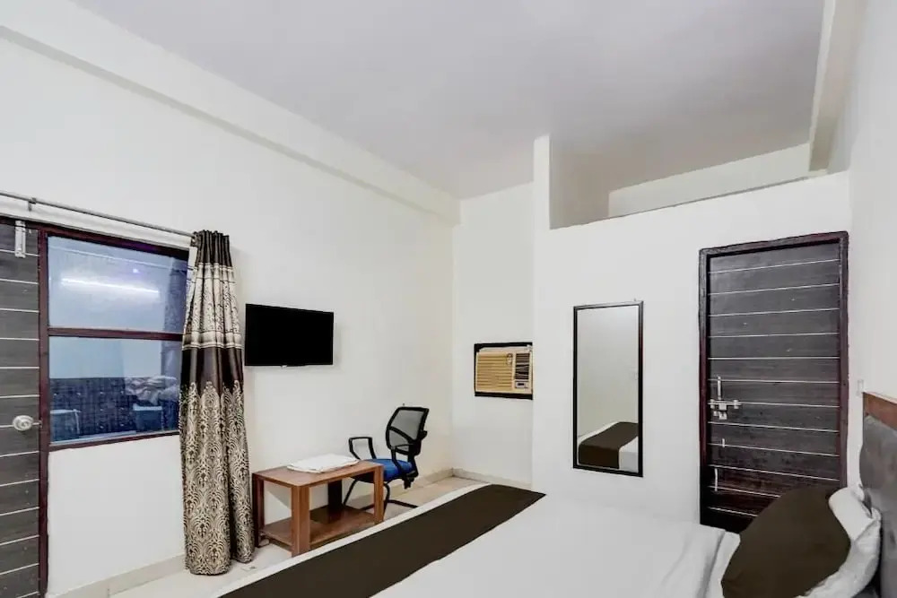 Hotel Heaven Peacock, Noida