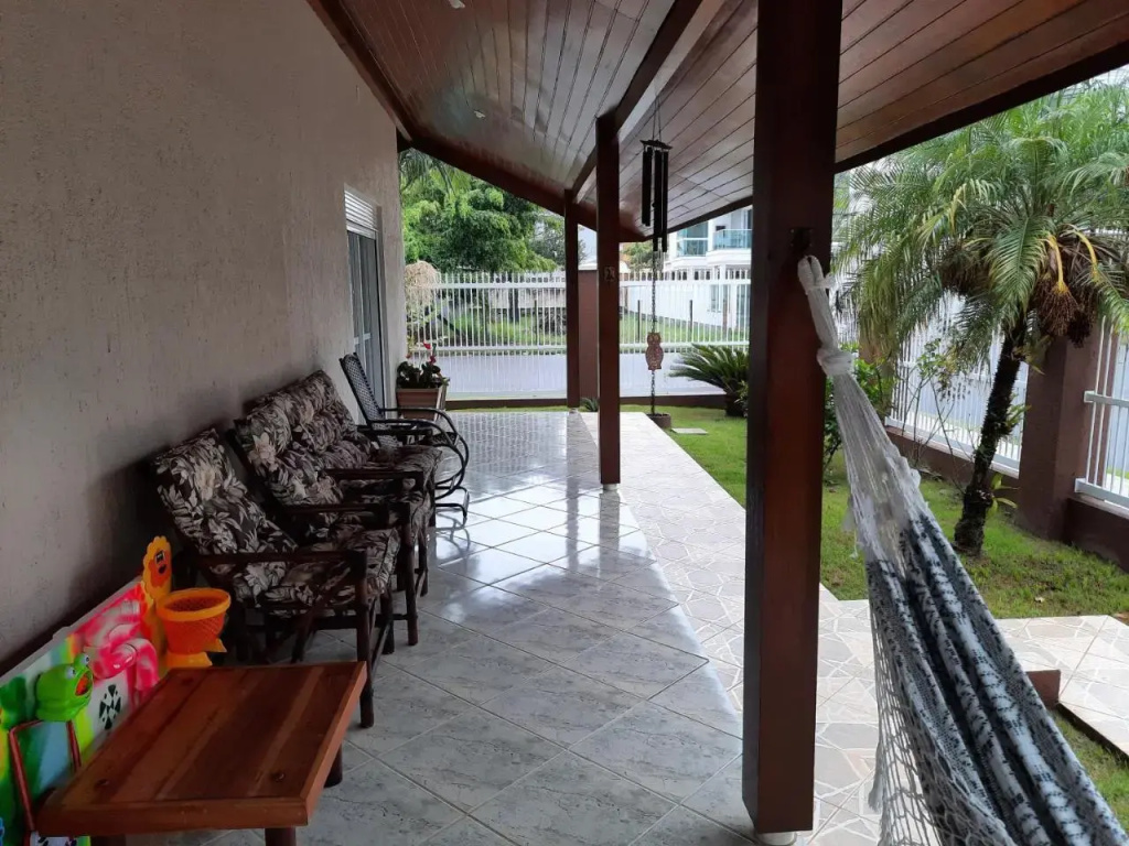 Casa com 5 suítes - ampla - perto do mar