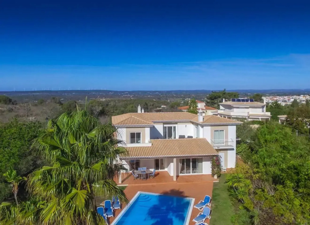 Villa Montanha, 4 Bedroom Villa, with swimming pool, loungers and alfresco dining, 10 min walk to the beautiful Praia da Luz Beach, Shops, Bars and Restaurants