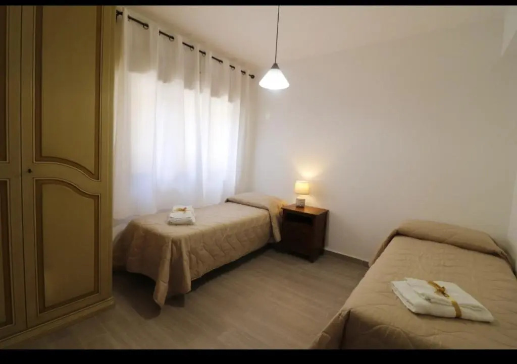 2 bedrooms appartement with enclosed garden and wifi at Palermo 1 km away from the beach