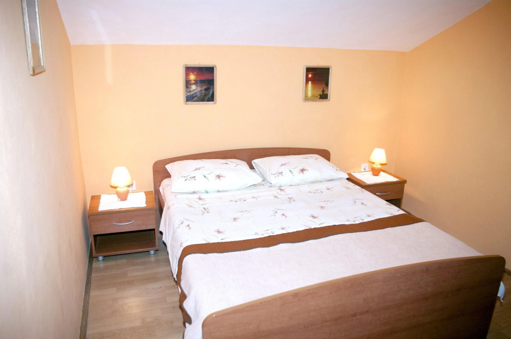 Apartment With one Bedroom in Prvic Luka, With Wonderful sea View, Fur