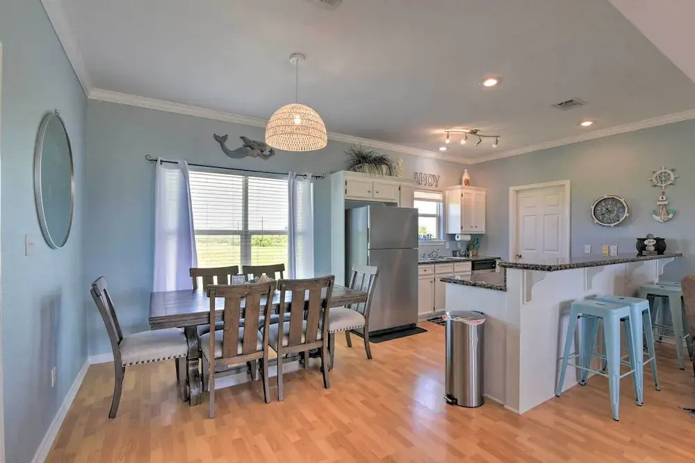 Deck & Grill: Walkable Crystal Beach House!