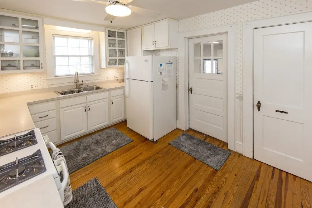 23rd Street White House 4 Bedrooms 2 Bathrooms Home