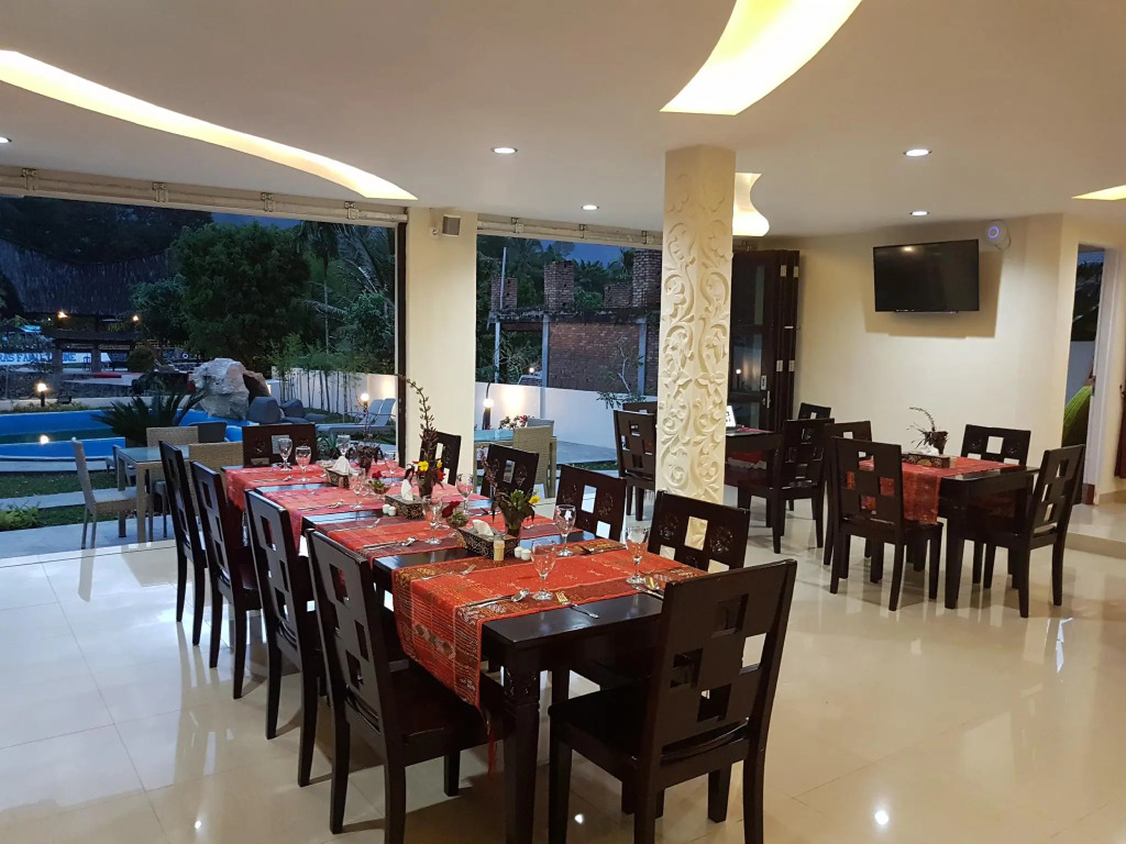 Zoé’s Paradise Waterfront Hotel