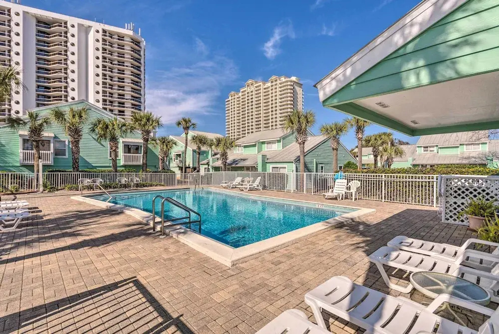 Vibrant Family Condo: 100 Feet to Private Beach!