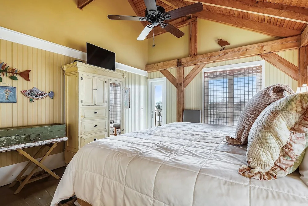 Sugar Shack 4 Bedroom Home by RedAwning