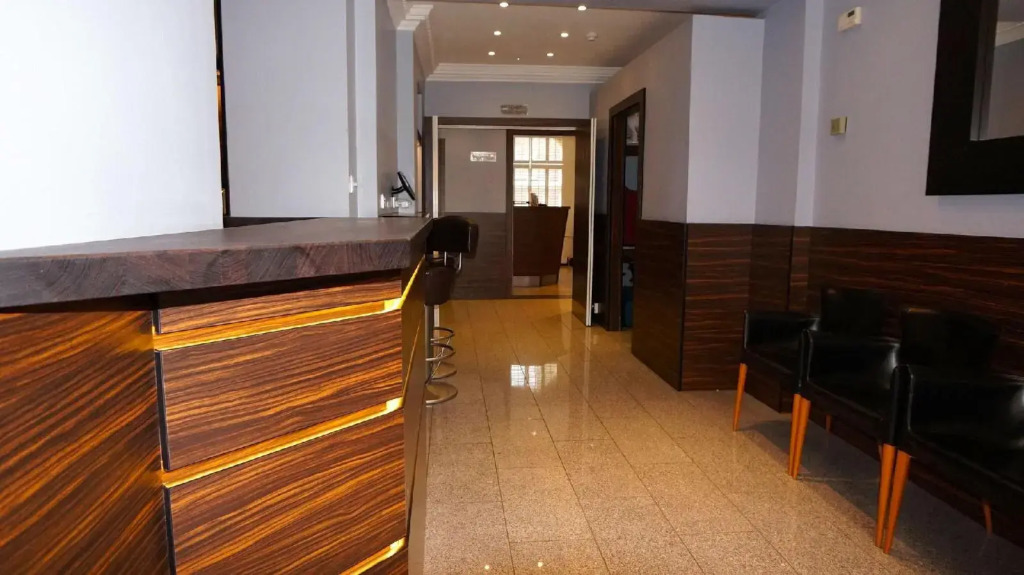 Crestfield Hotel