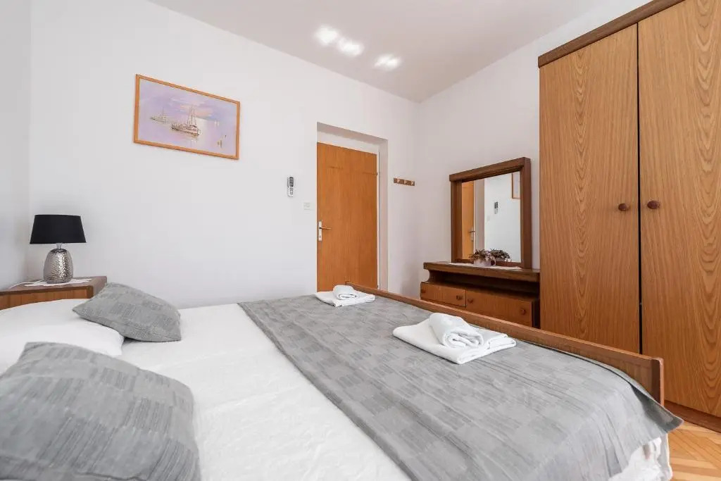 Centrally located apartment for 16