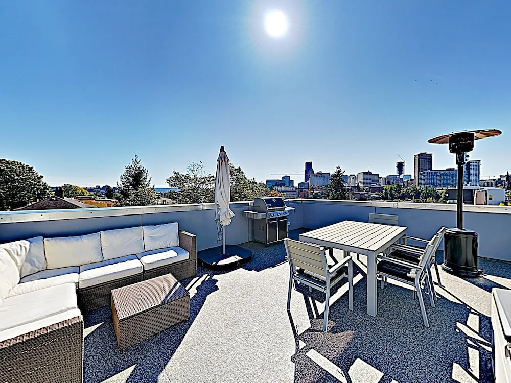 New ! Private Rooftop Deck W/ City Views 3 Bedroom Townhouse
