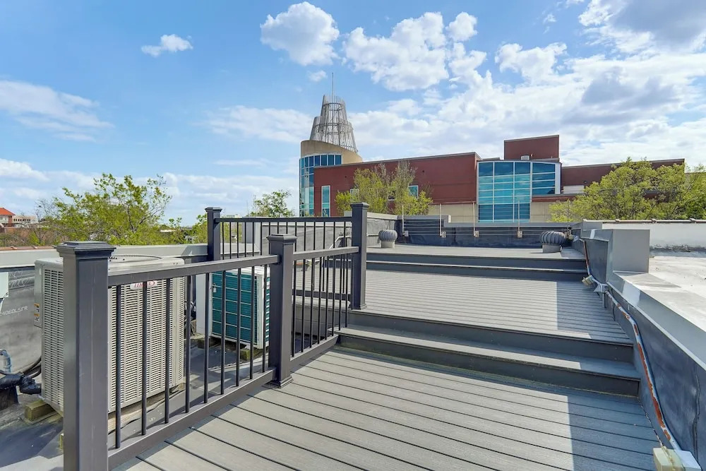 Stylish Downtown Loft: Rooftop Patio + 2 King Beds
