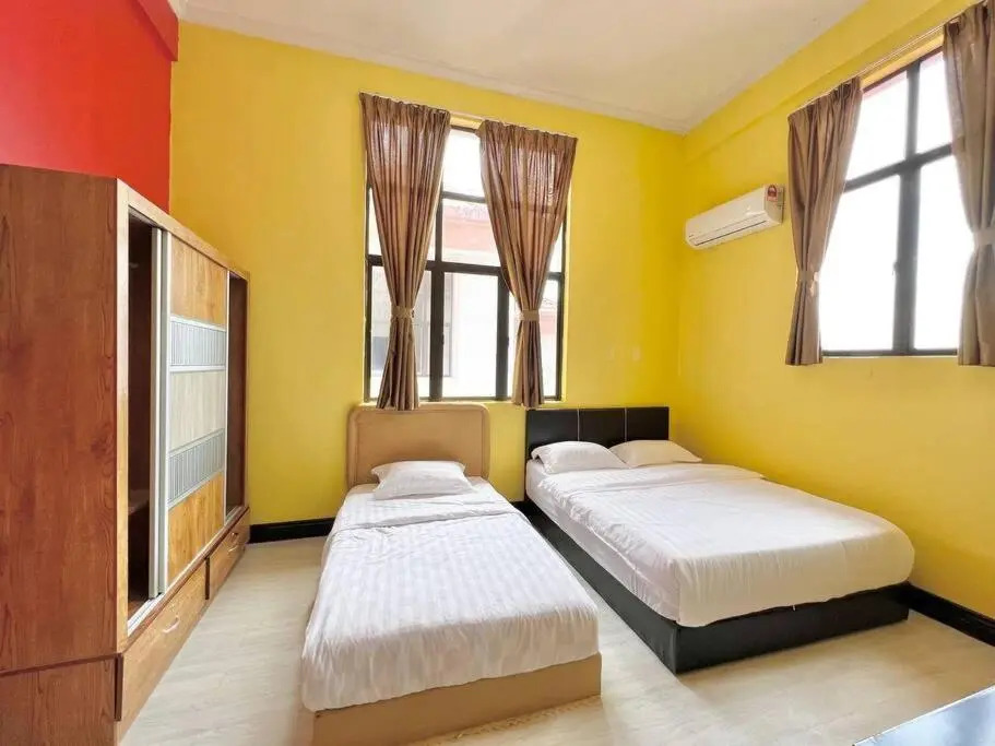 VACATION HOME PENTHOUSE MARINA COURT CONDO RESORT KOTA KINABALU 5 bedrooms 15 pax