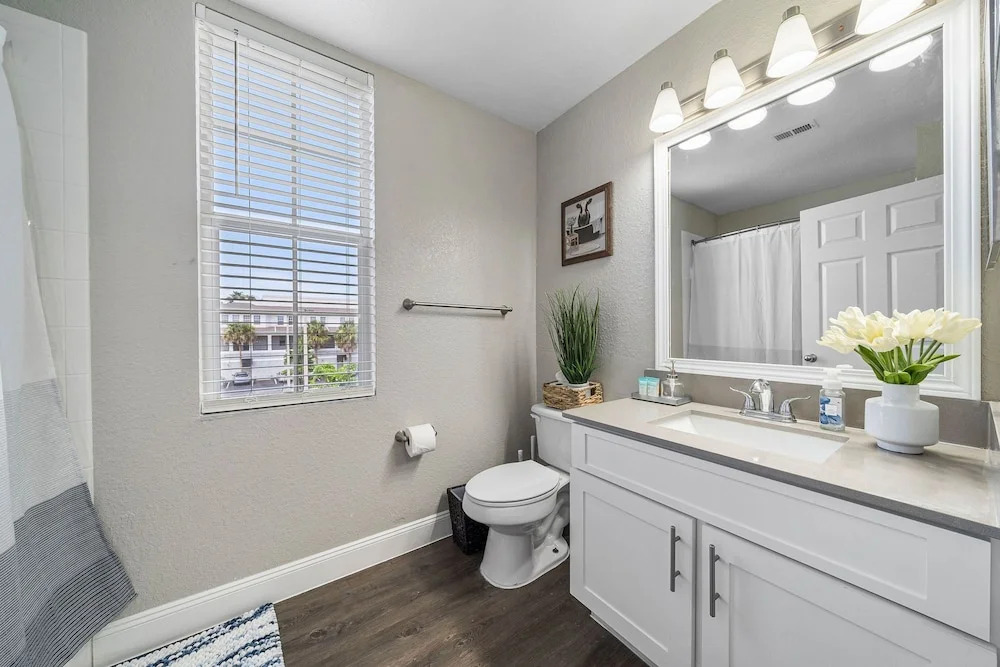 Spacious 3BR 2BA w Pool Gym Near Airport 4