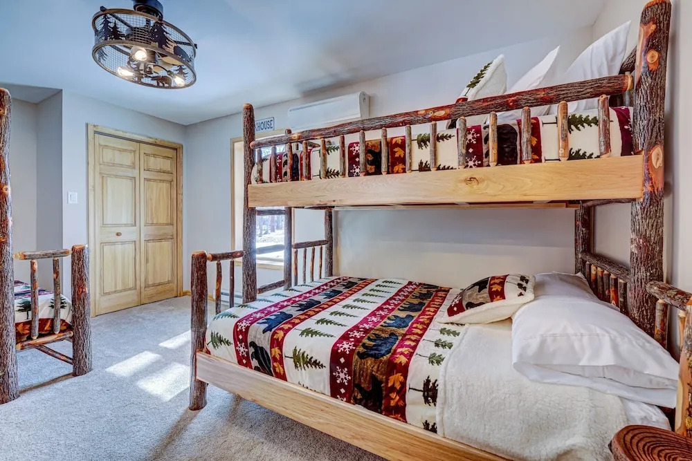 Over the Top Lodge by Avantstay Hot Tub, Shared Pool, Beach/lake Access