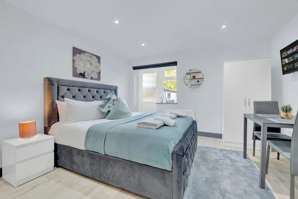 Serviced Ensuite Studio in Feltham London Heathrow