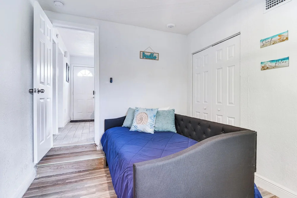Walk to Art District + Beach: Pet-friendly Getaway