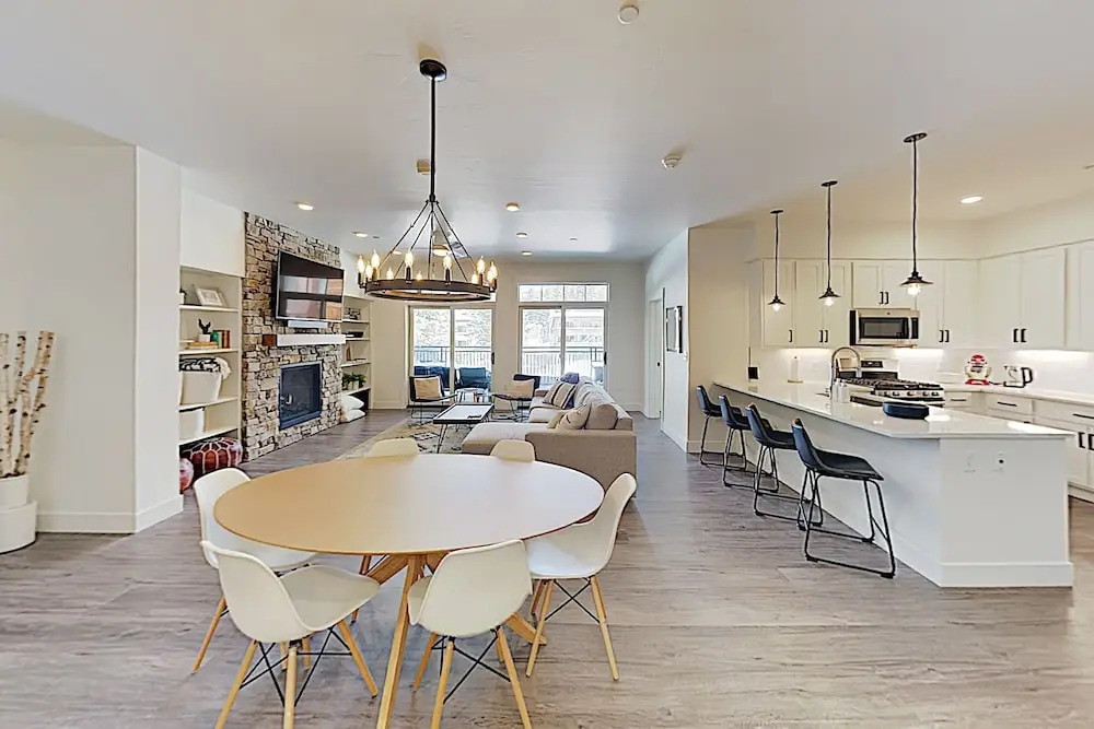New Listing! Lavish All-season Escape W/ Hot Tub 3 Bedroom Condo