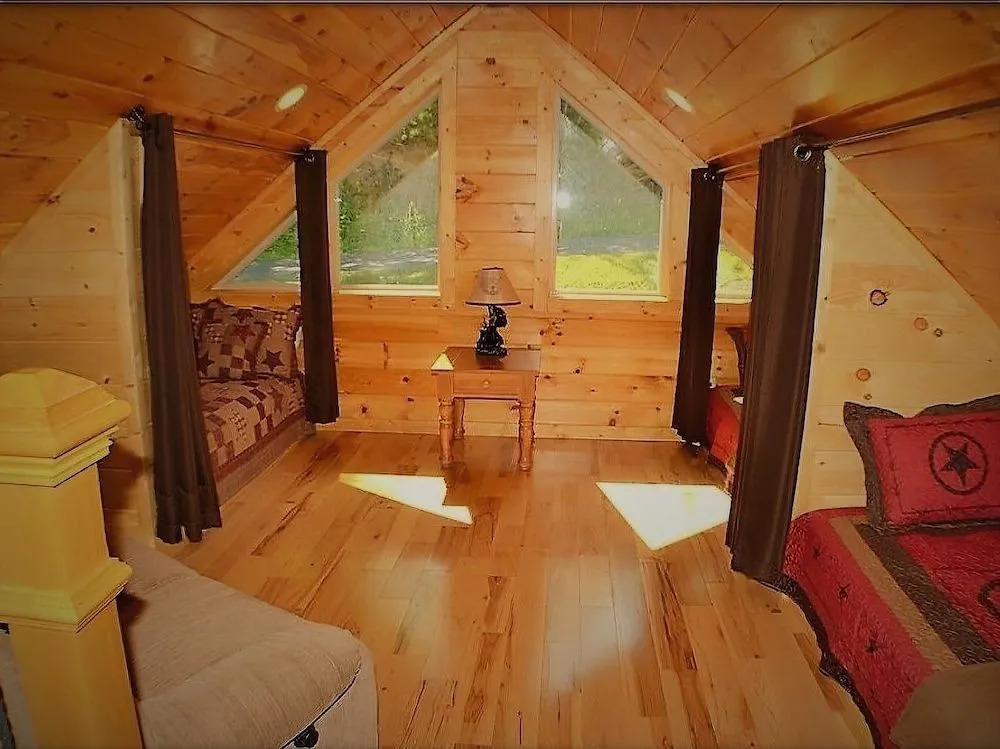 Bearmont Lodge - 4 Br cabin by RedAwning
