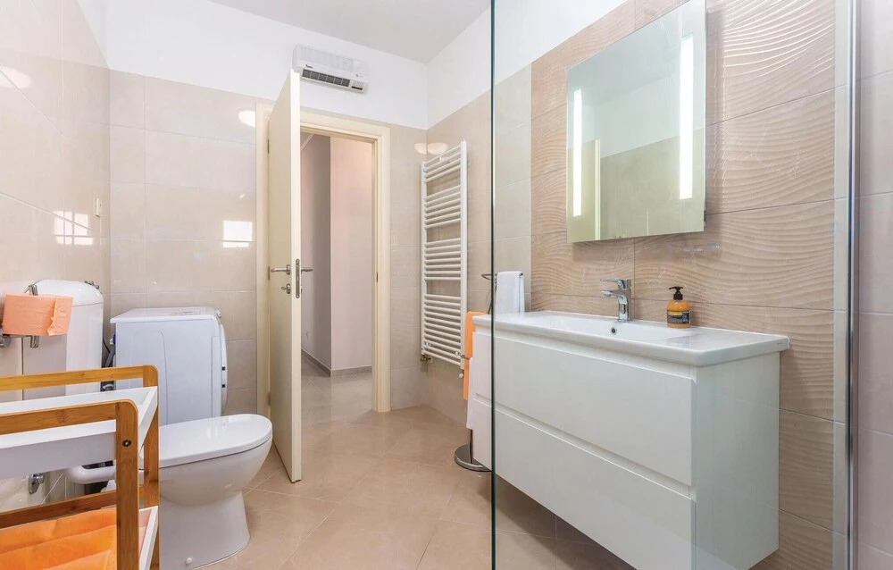 Amazing Home in Praputnjak With Wifi and 5 Bedrooms