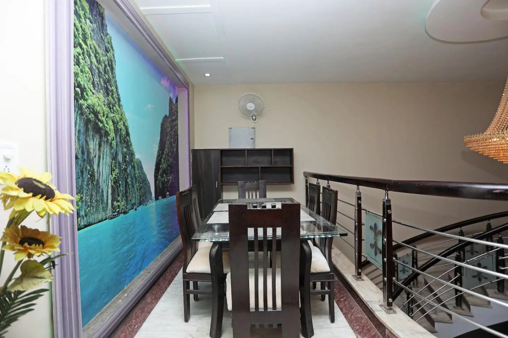 OYO 4096 Hotel Divyanshi
