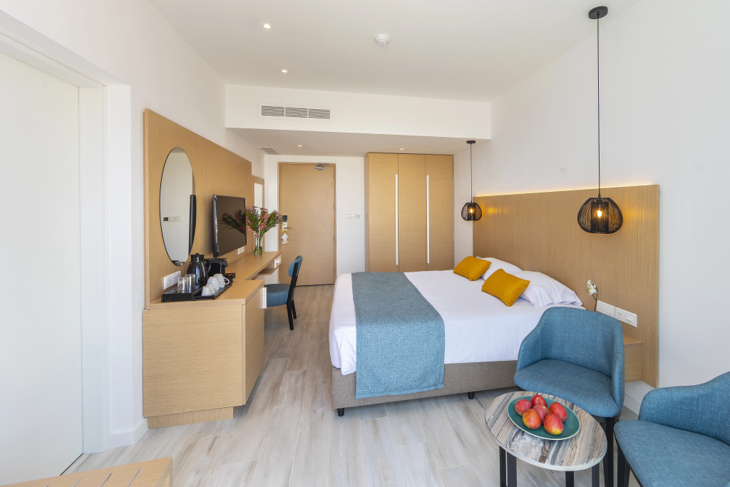 Leonardo Crystal Cove Hotel & Spa - Adults only