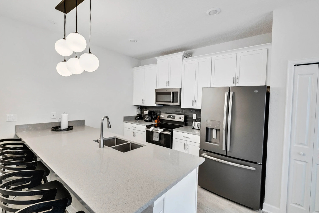 5 Bedrooms 4 Bathrooms Storey Lake 4824 Ml