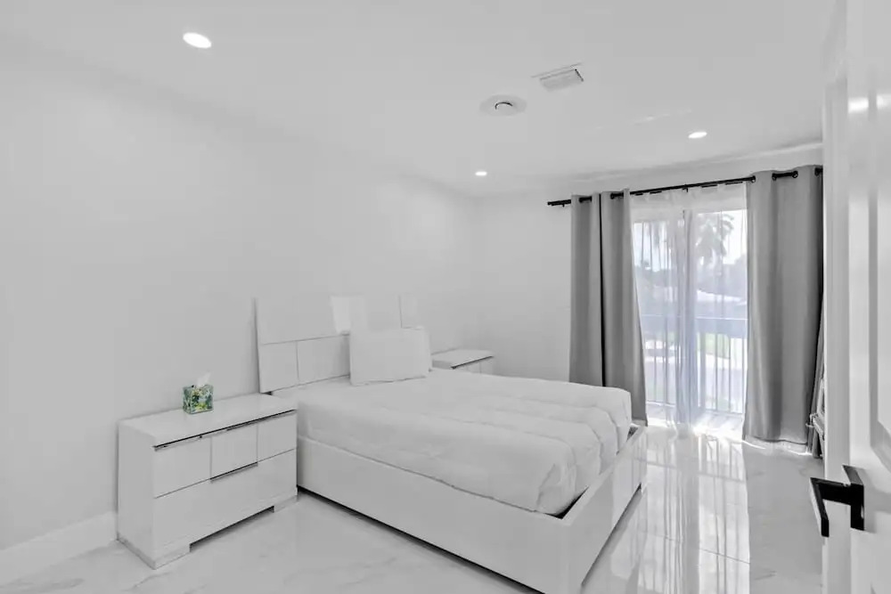 Pompano Gem 1 mi to Beach 12 Pickleball Courts