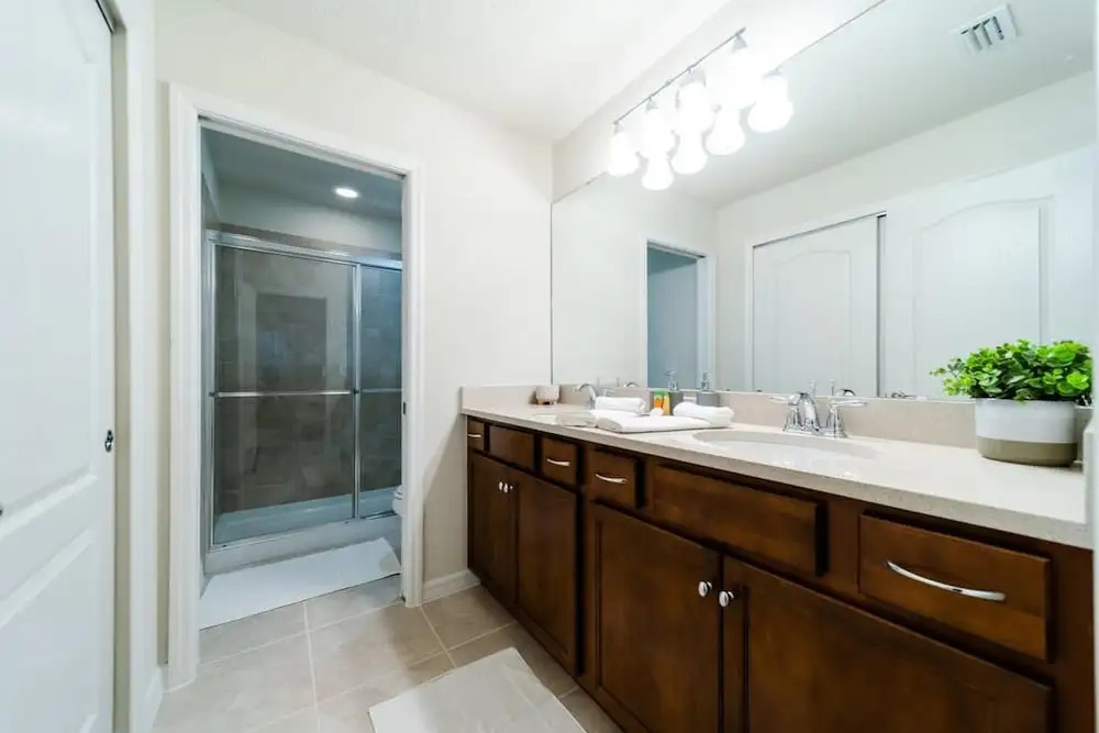 Premium 5-bed Townhome Themed Perfect Location