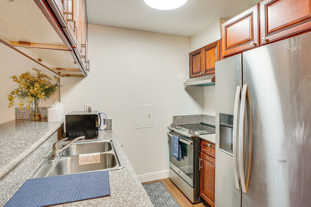 Steps to Csulb: Cozy Condo w/ Pool Access!