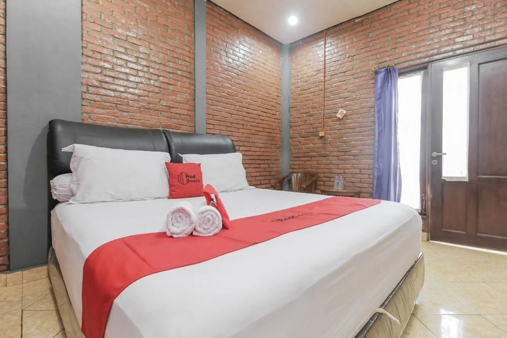 RedDoorz Plus At Ampera Raya