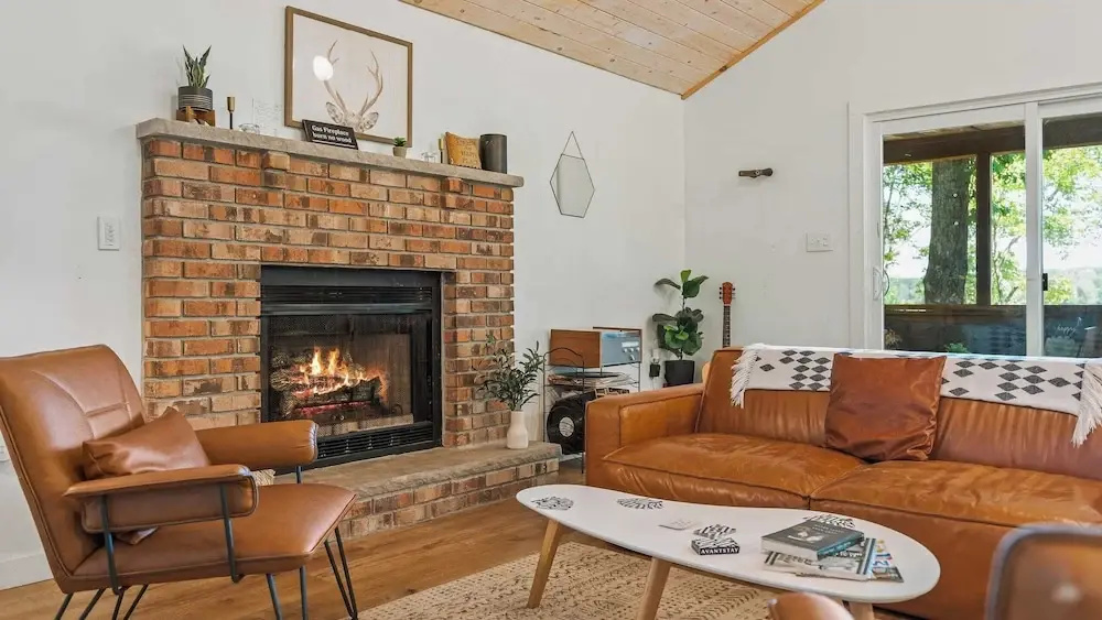 Lake Daze by Avantstay Lakefront w/ Modern Interior, Enclosed Porch & Hot Tub