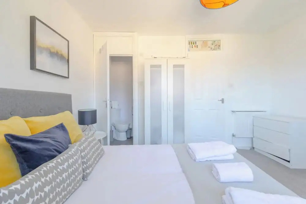 Lovely 4 Bed House w Garden, 1 Stop to Waterloo