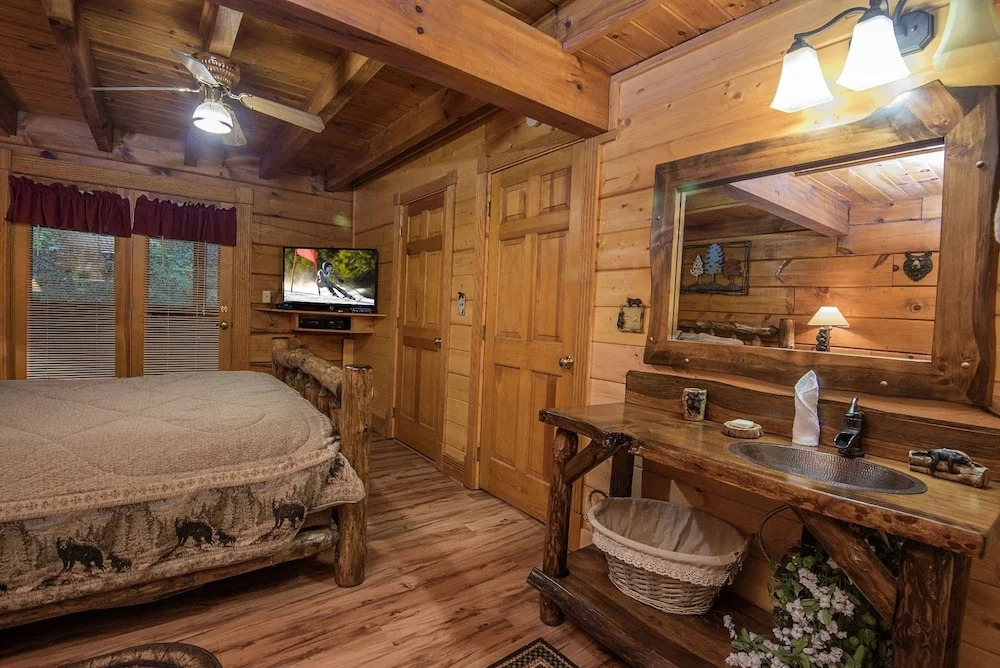 ER51 - Natures Grace Retreat - Great location, Close to all the action! cabin