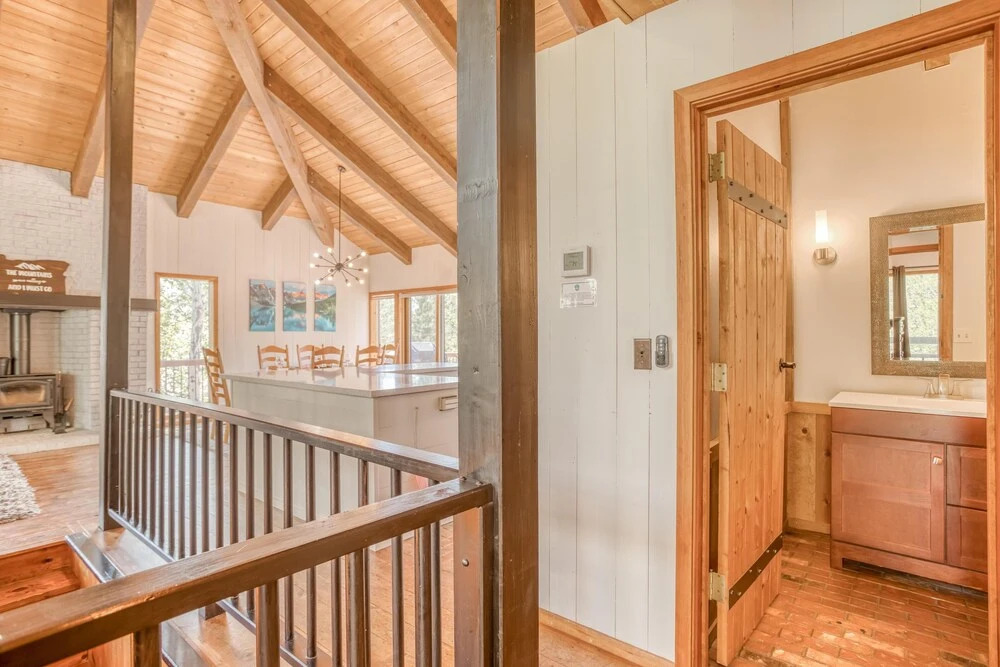 Charming Treehouse Escape with Wrap Around Deck - Rustic Modern Retreat