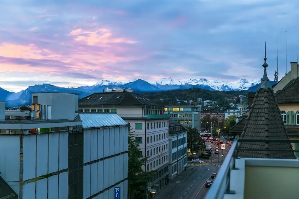 Modern Flat w Netflix Balcony top Location