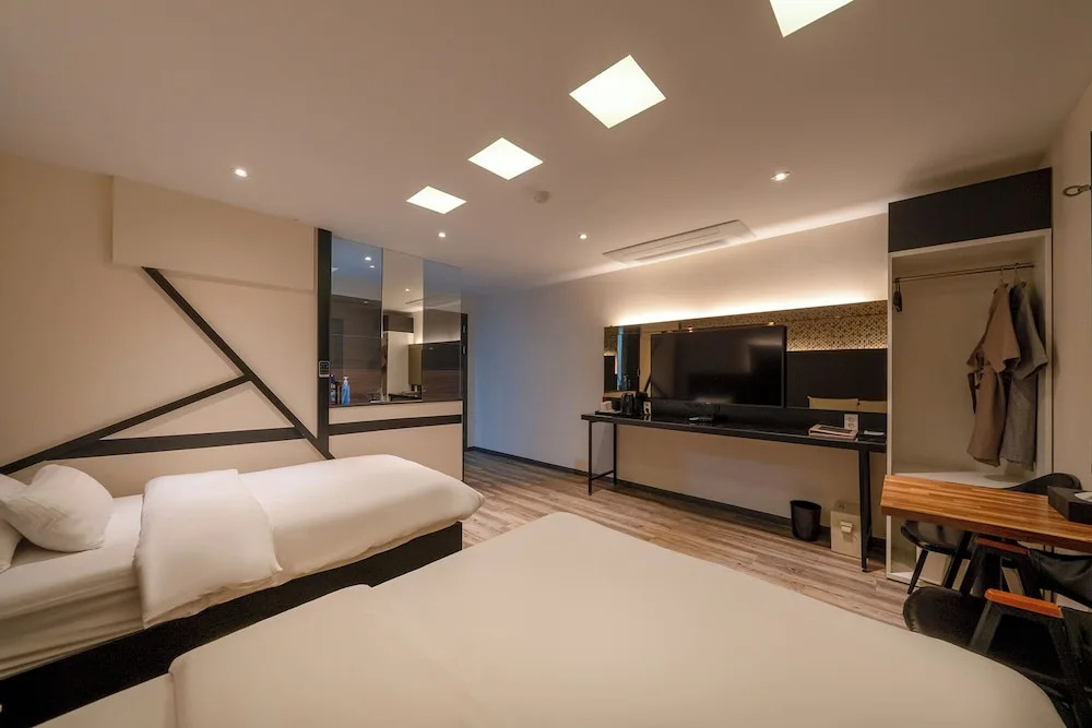 FILM 37.2 Hotel