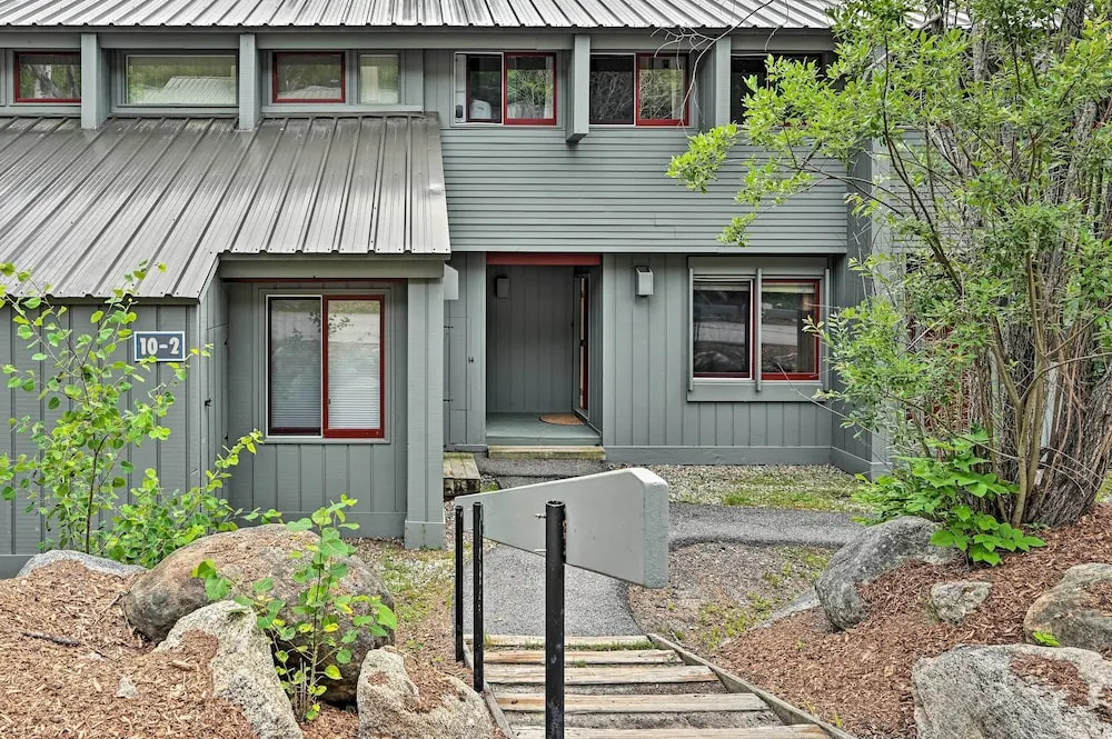 Village of Loon Mtn Condo with Fireplace and Balcony!