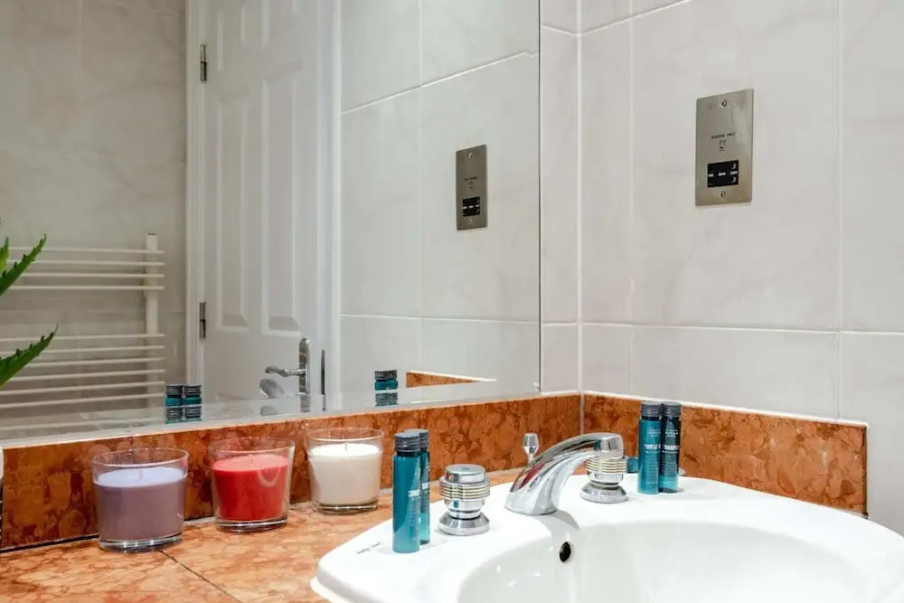 Central 2BR Home in Heart of Kensington, 4 Guests