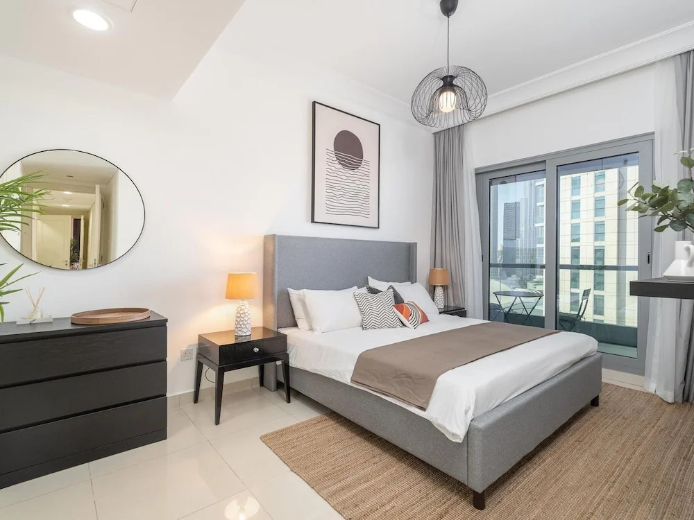 Dlx 21st Flr 3BR Pool/gym Near Mall by Belvilla