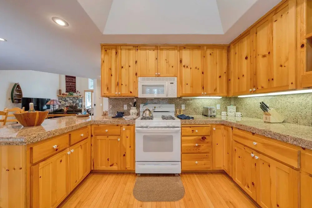 Pinewood Lodge by Avantstay Cozy Cabin Near Ski Resorts & Hiking