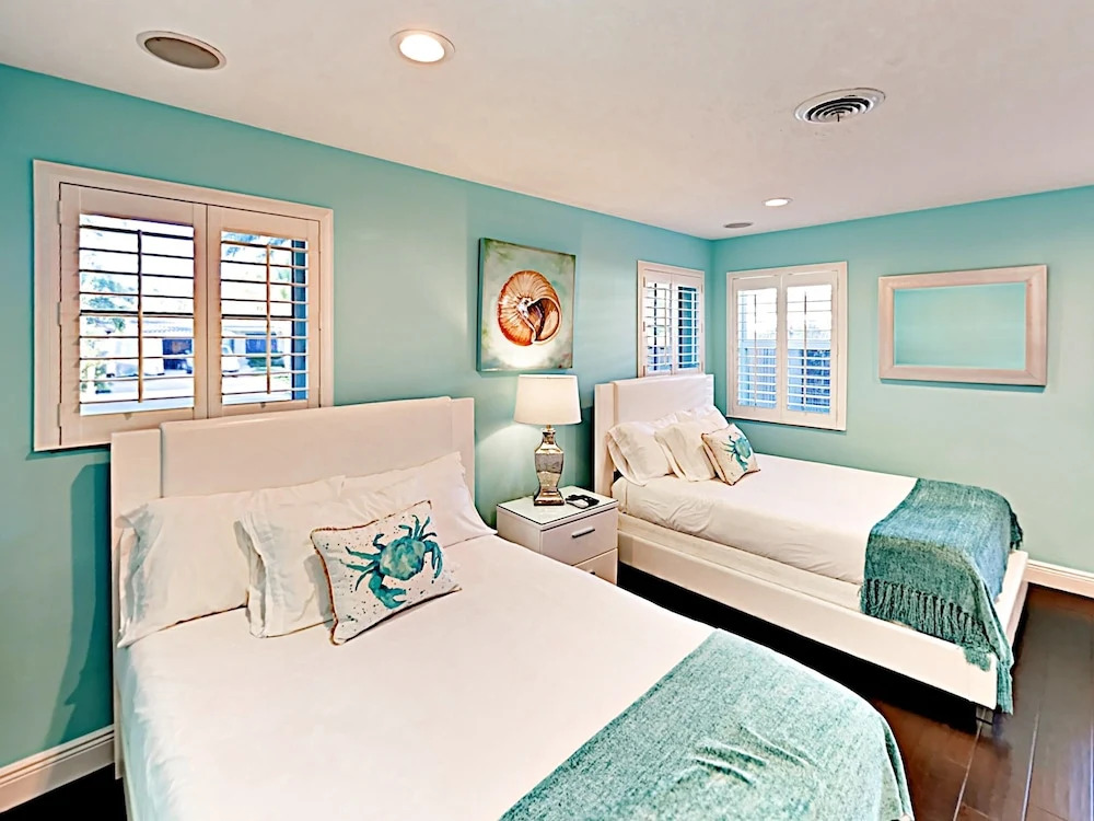 4br/4ba W/ Private Deck & Heated Pool - Near Beach 4 Bedroom Home