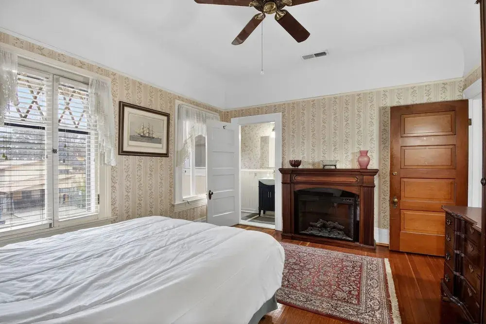 The Spalding House Comfort In Visalia 4 Bdrm Home Pets OK!