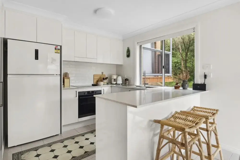 Bright Coastal Townhouse With BBQ & Courtyard